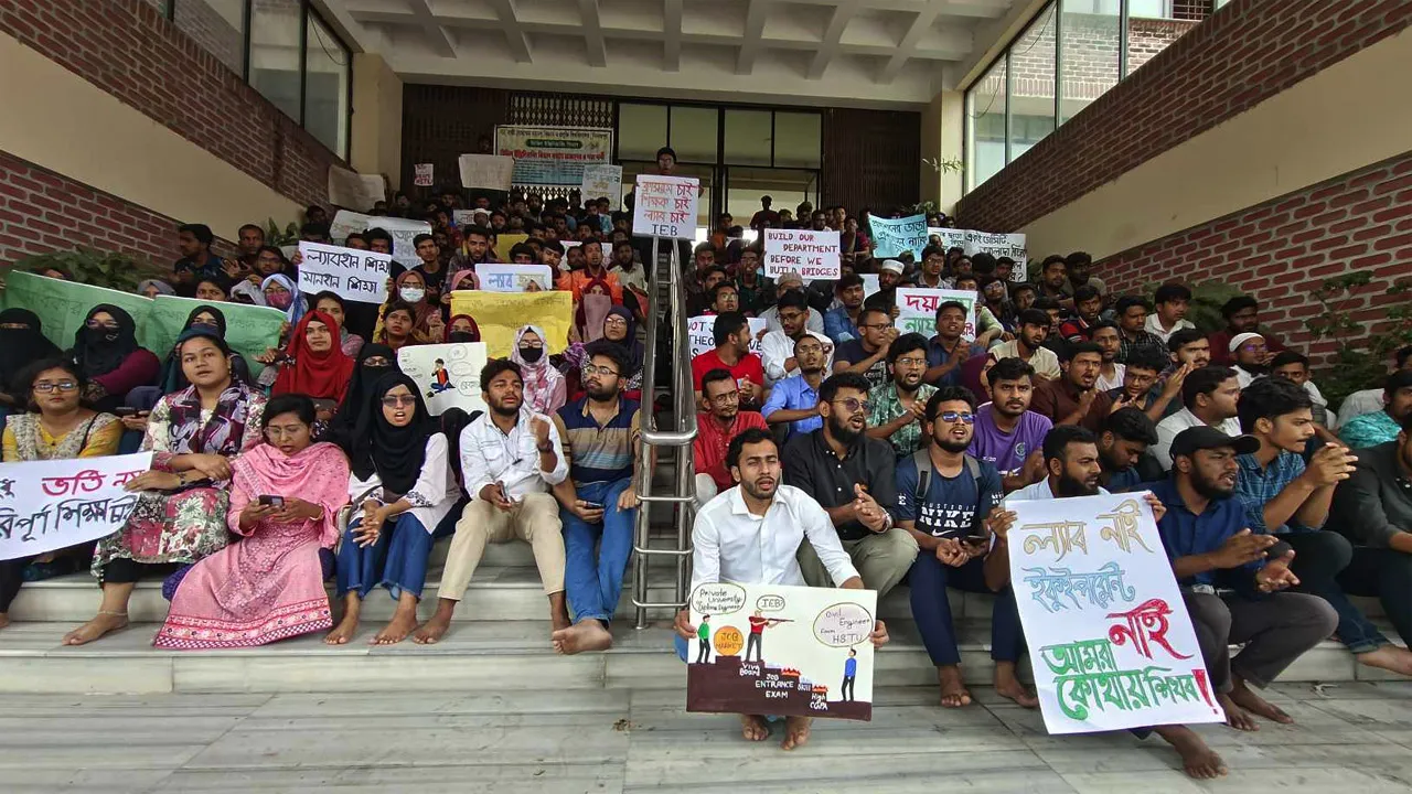 ৪ দফা দাবিতে হাবিপ্রবির সিভিল ইঞ্জিনিয়ারিং বিভাগের শিক্ষার্থীদের অবস্থান কর্মসূচি