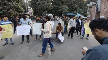 বিসিএস লিখিত পরীক্ষা পেছানোর দাবিতে হাবিপ্রবি শিক্ষার্থীদের মহাসড়ক অবরোধ