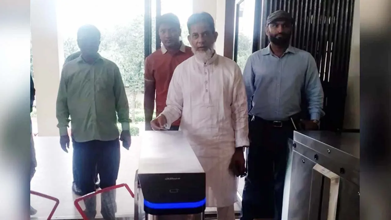 রেলভবনে নিজেই প্রবেশ কার্ড পাঞ্চ করলেন প্রতিমন্ত্রী হাবিবুর রশিদ
