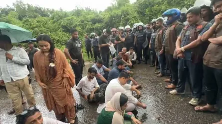 হবিগঞ্জে এনসিপির গাড়িবহর আটকাল পুলিশ, সড়কে বসলেন নেতারা