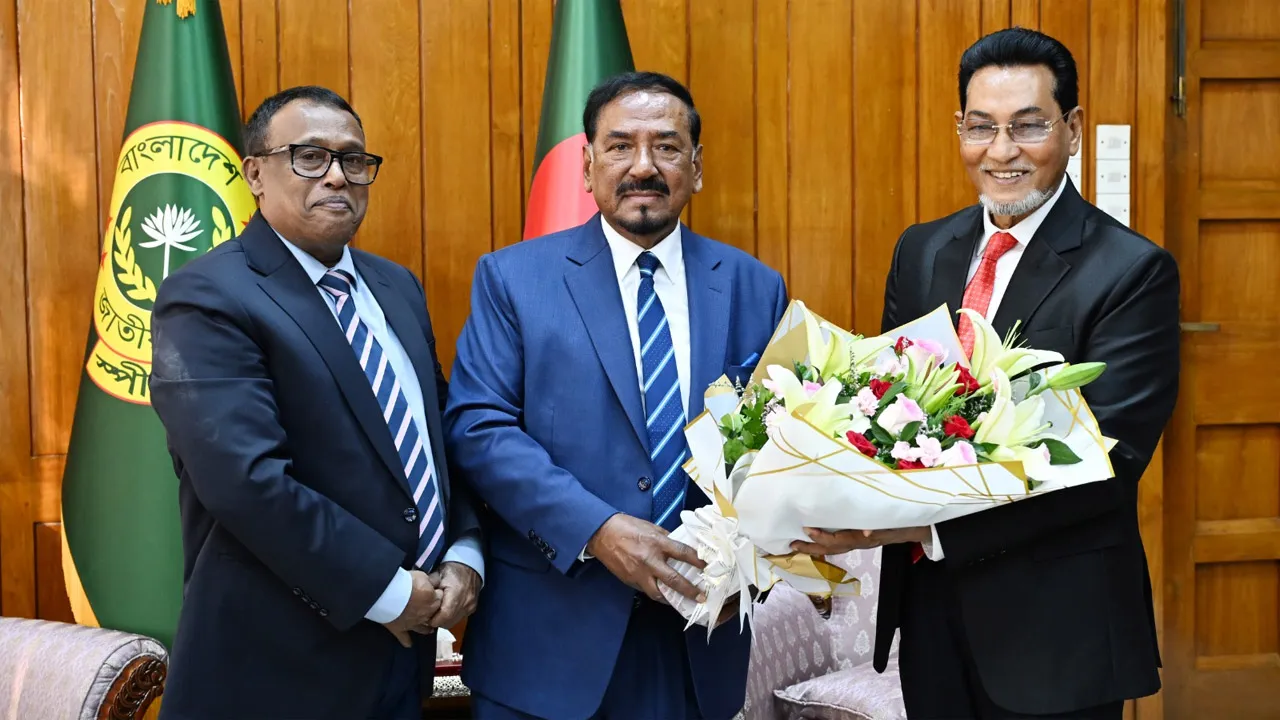 ভারপ্রাপ্ত রাষ্ট্রপতি হওয়ায় হাফিজ উদ্দিনকে ফুলেল শুভেচ্ছা