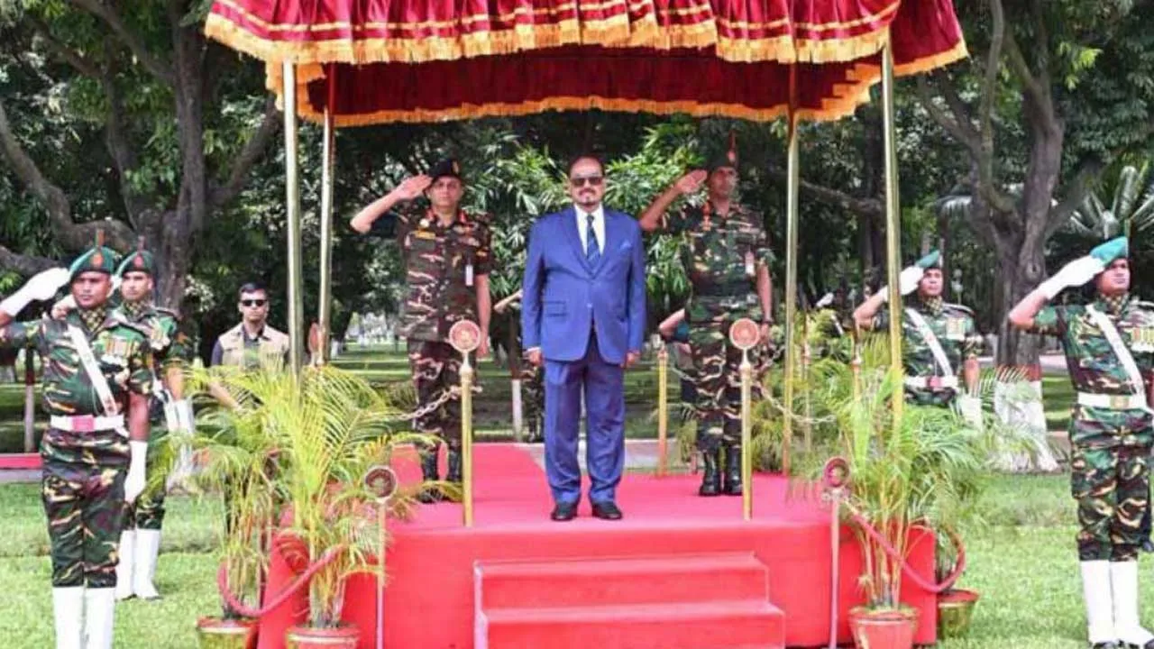 ভারপ্রাপ্ত রাষ্ট্রপতি হাফিজ উদ্দিন আহমদকে বঙ্গভবনে বিদায়ী সংবর্ধনা