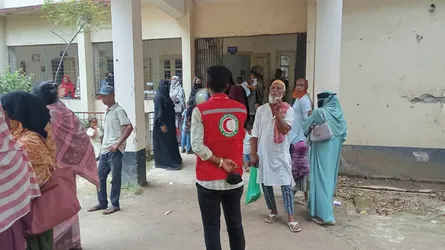 হাজীগঞ্জ সরকারি হাসপাতালে দালালবিরোধী অভিযান