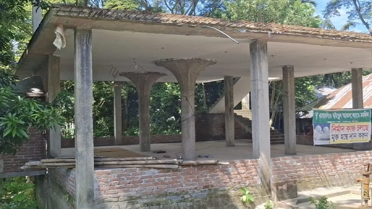 হাজীগঞ্জে মসজিদের অনুদানের টাকা চেয়ারম্যান-মেম্বারের পেটে