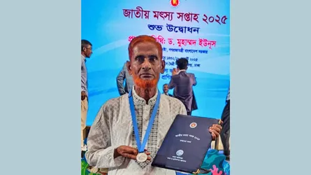 হালদার ডিম সংগ্রহকারী কামাল সওদাগর পেলেন জাতীয় মৎস্য পদক
