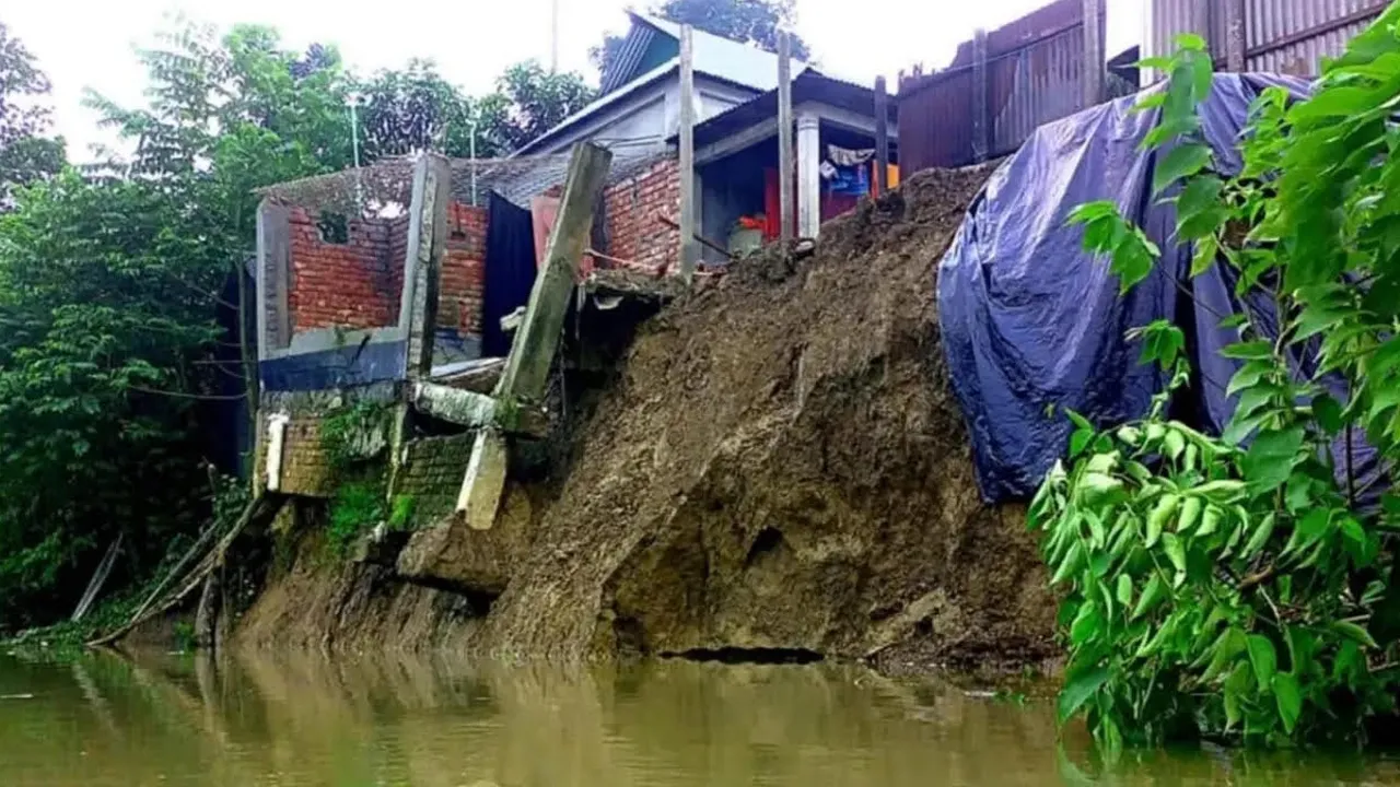 ফুলবাড়িয়ায় নদীভাঙনে অর্ধেক ভিটা বিলীন, আতঙ্কে পরিবার