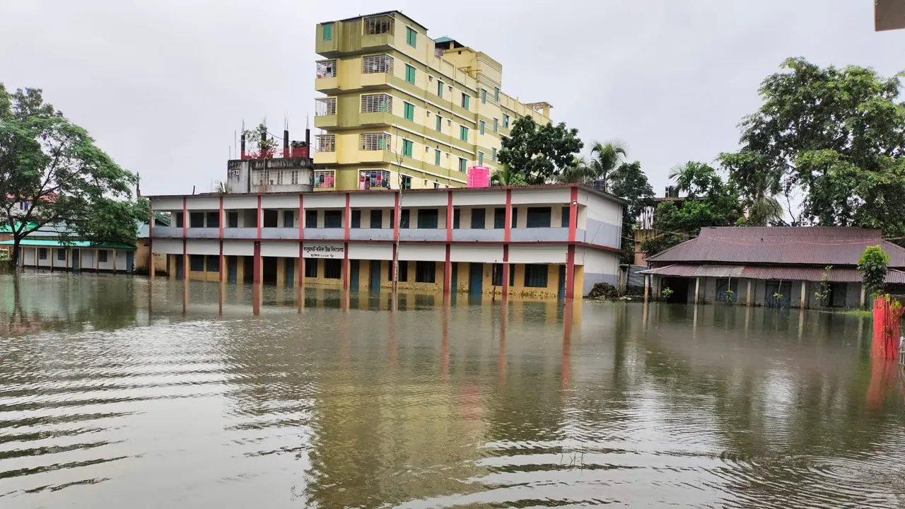 হালুয়াঘাটে জলাবদ্ধতায় ২টি বিদ্যালয়ে পাঠদান বন্ধ