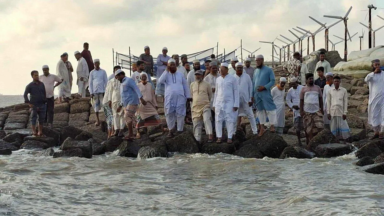 মানুষের জীবন রক্ষায় টেকসই বেড়িবাঁধ নির্মাণ করুন