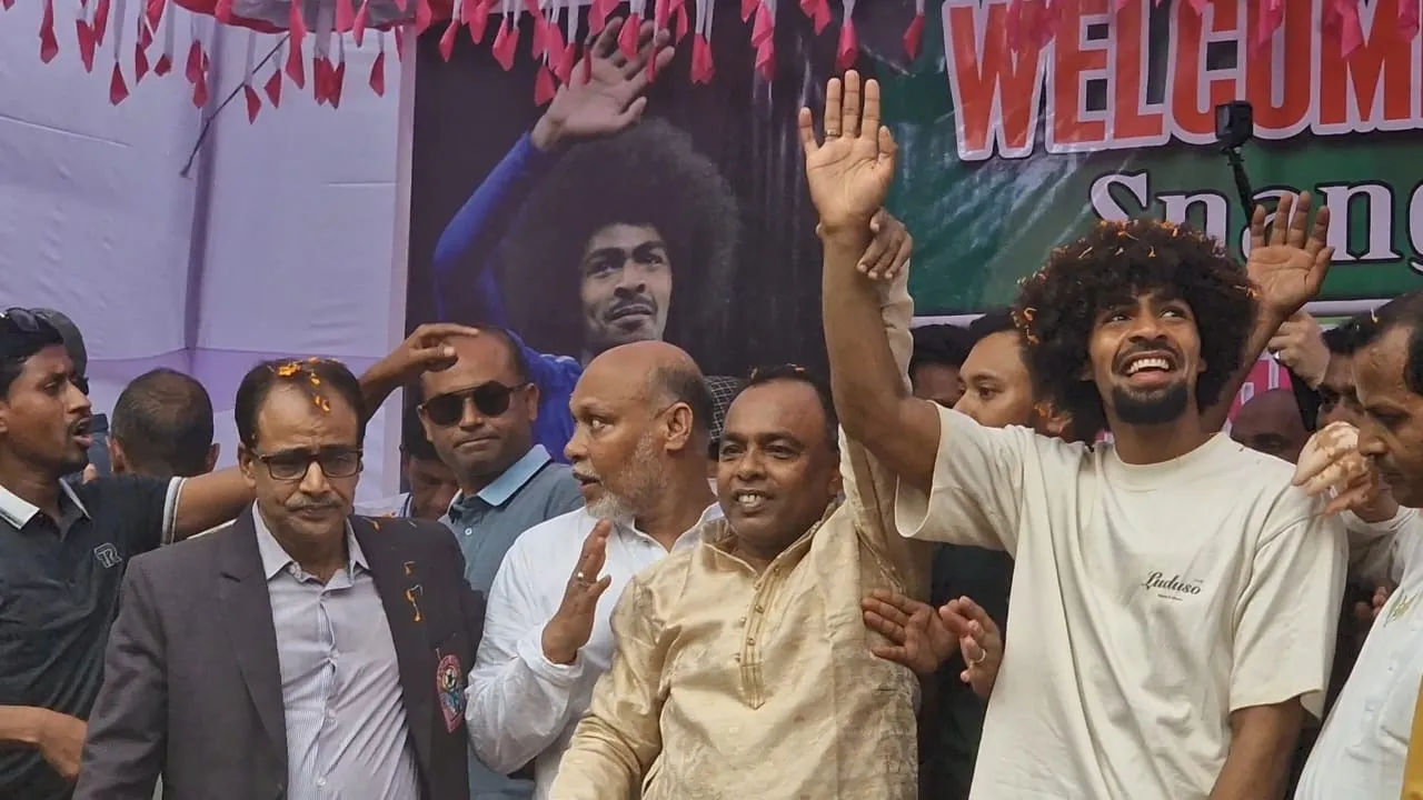 ফুটবল তারকা হামজা চৌধুরীকে হবিগঞ্জের গ্রামের বাড়িতে সংবর্ধনা
