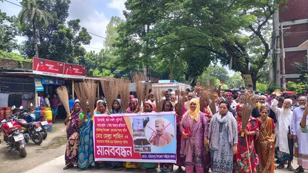 হরিরামপুরে যুবদল নেতার বিরুদ্ধে চাঁদাবাজির অভিযোগে ঝাড়ু মিছিল