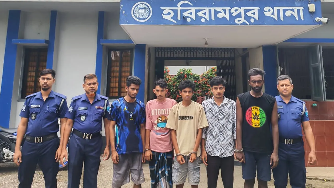 হরিরামপুরে মাদক সেবনের দায়ে ৫ যুবকের কারাদণ্ড