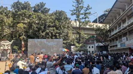 টিএসসিসহ ঢাকার বিভিন্ন স্থানে হাসিনার মামলার রায় সরাসরি সম্প্রচার চলছে