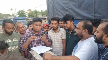 নিজ এলাকায় অনিয়মের অভিযোগ থাকা নির্মাণাধীন সড়ক পরিদর্শনে হাসনাত
