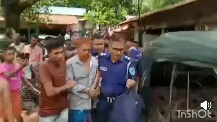 হাটহাজারীতে চাঁদাবাজিতে অতিষ্ঠ হয়ে শ্রমিক দলের নেতাকে গণধোলাই দিয়ে পুলিশে দিলো এলাকাবাসী