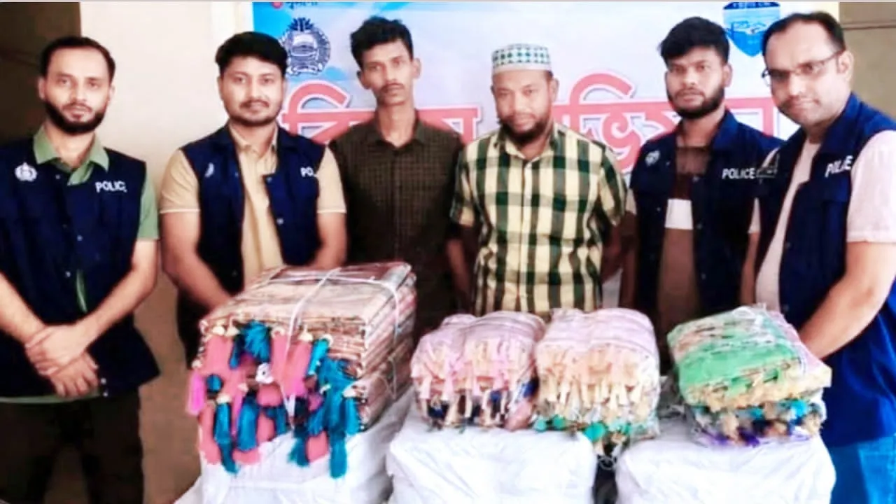 হাটহাজারীতে পিকআপবোঝাই ভারতীয় শাড়ি ও থ্রিপিসসহ গ্রেফতার ২