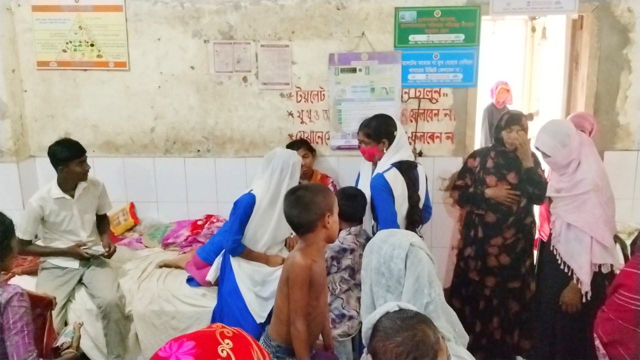 হাতিয়ায় তাপদাহে অসুস্থ হয়ে হাসপাতালে ৭ ছাত্রী