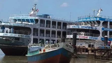 হাতিয়ার সাথে সারা দেশের নৌ-যোগাযোগ বন্ধ