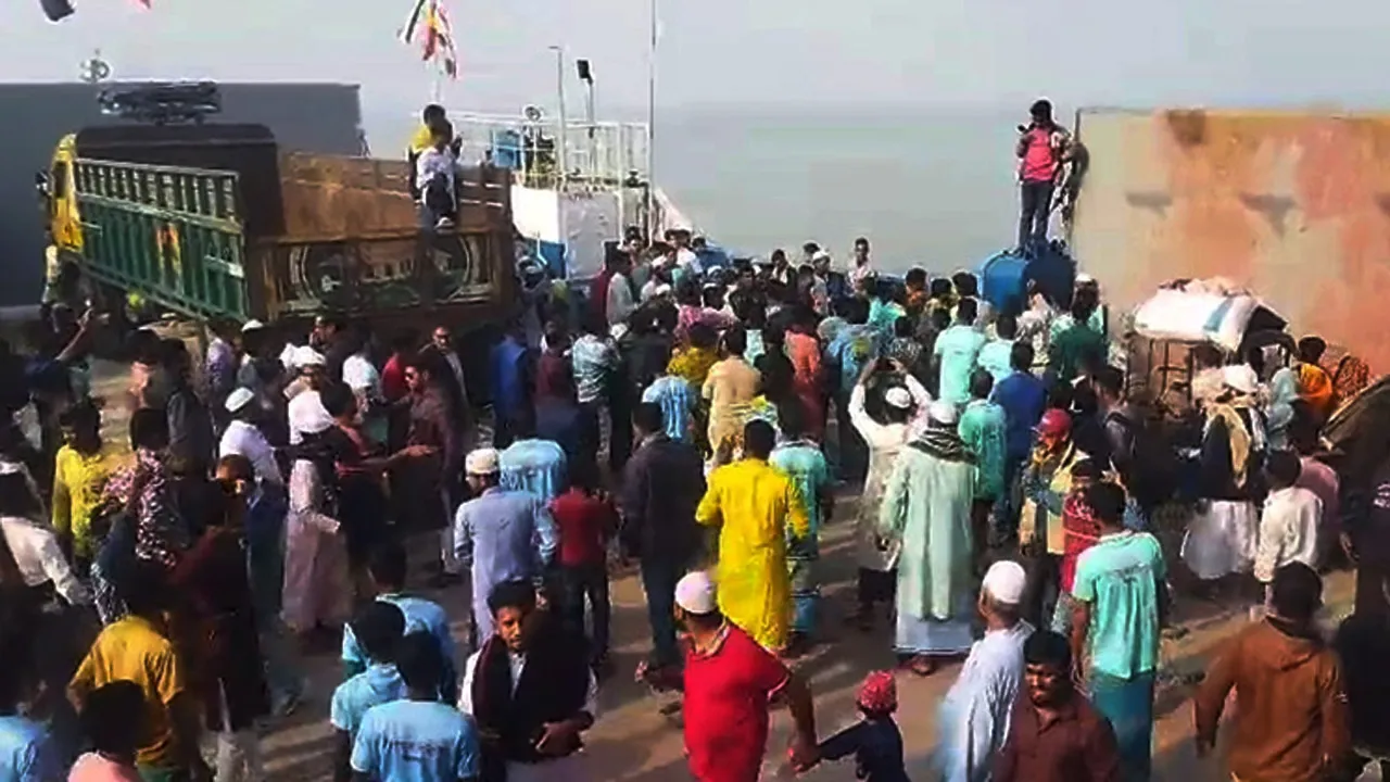 হাতিয়ায় স্বপ্নের ফেরির উদ্বোধনী অনুষ্ঠানে বিএনপি-এনসিপির সংঘর্ষ