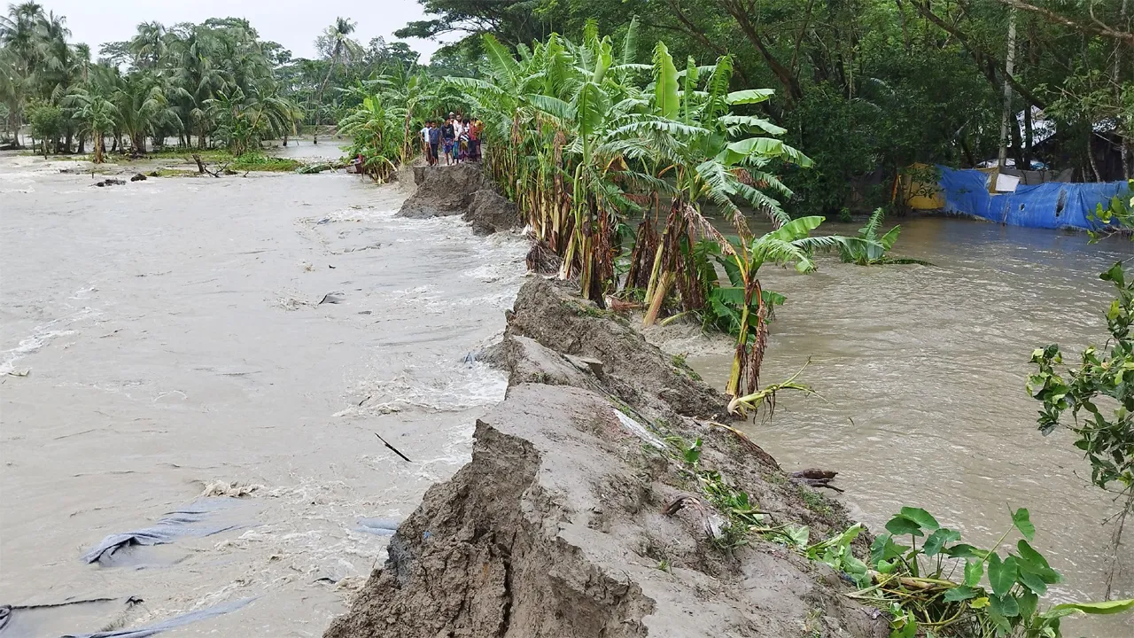 হাতিয়ায় বেড়িবাঁধ ভেঙে তিন গ্রাম প্লাবিত