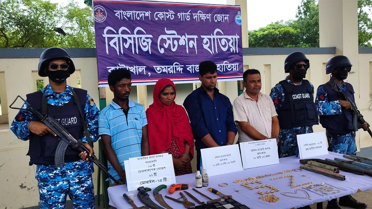 নোয়াখালীতে নারীসহ আটক ৪, আগ্নেয়াস্ত্র ও স্বর্ণ উদ্ধার