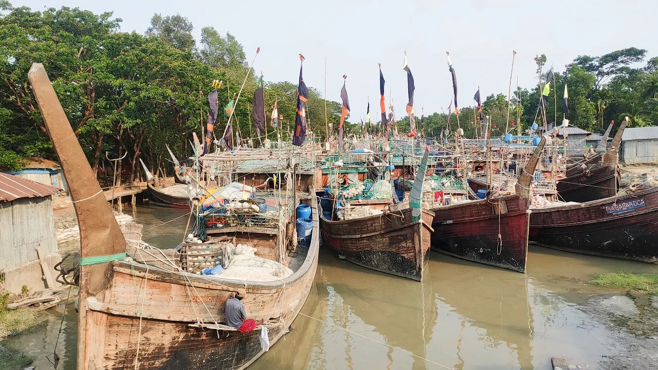 ৫৮ দিনের অপেক্ষা শেষে মধ্যরাতে সাগরাভিমুখে হাতিয়ার লক্ষাধিক জেলে