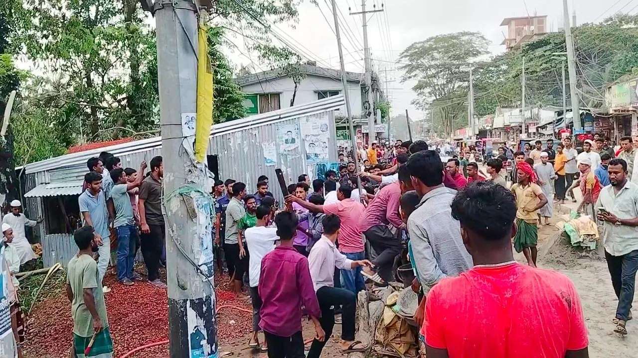 হাতিয়ায় প্রধান সড়কের কাজের মান নিয়ে পাল্টাপাল্টি অভিযোগ, সংঘর্ষে আহত ৬