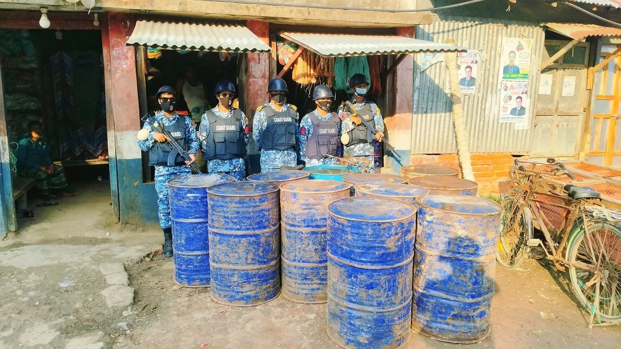 হাতিয়ায় কোস্ট গার্ডের অভিযানে ৩ হাজার লিটার ডিজেল জব্দ