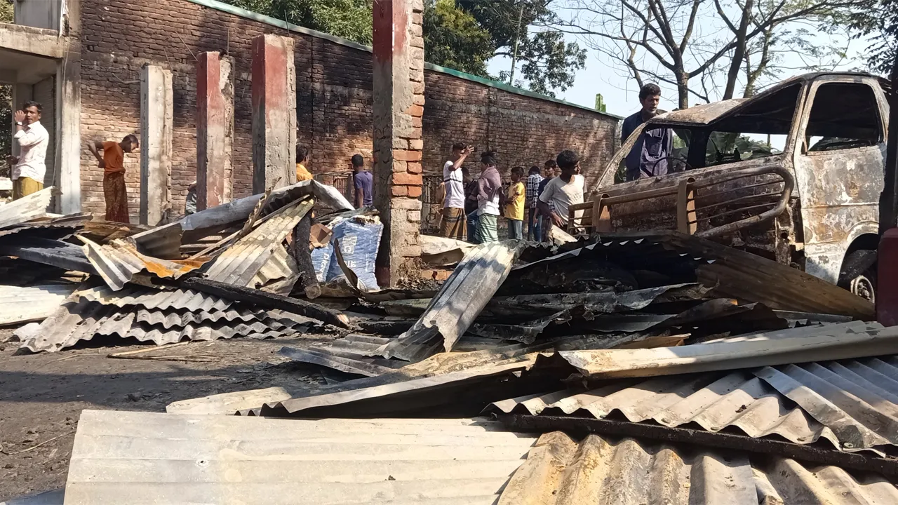 হাতিয়ায় ধানের শীষের সমর্থকের দোকানে আগুন, কোটি টাকার ক্ষতি