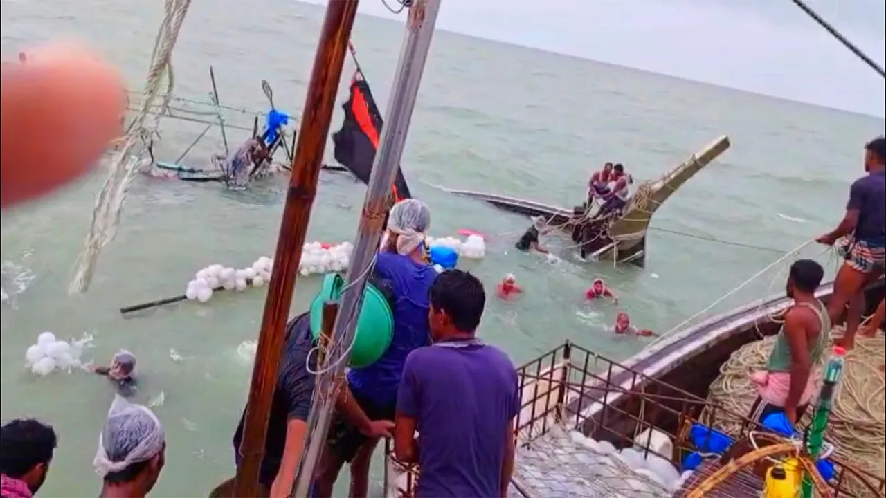 সাগরে জলদস্যুদের ডুবিয়ে দেয়া ট্রলারের ১৮ জেলে ২৪ ঘণ্টা পর উদ্ধার