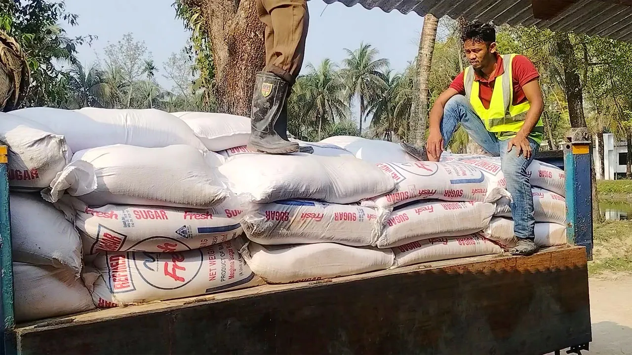 হাতিয়ায় ২৮৫ বস্তা চোরাই চিনি জব্দ