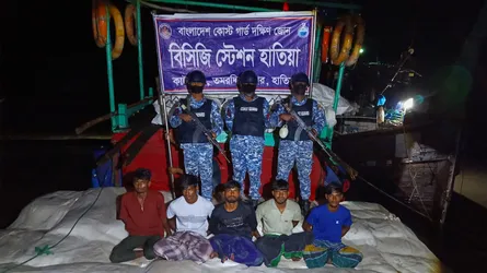 হাতিয়ায় ৭৬০ বস্তা সারসহ পাঁচ পাচারকারী আটক