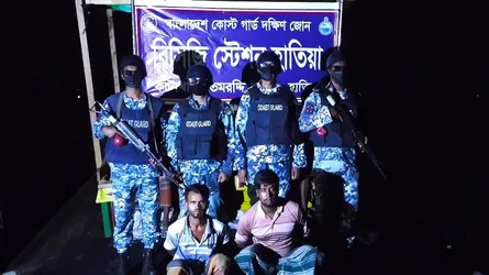 হাতিয়ায় চোরাই কয়লা ও কার্গোবোটসহ আটক ২