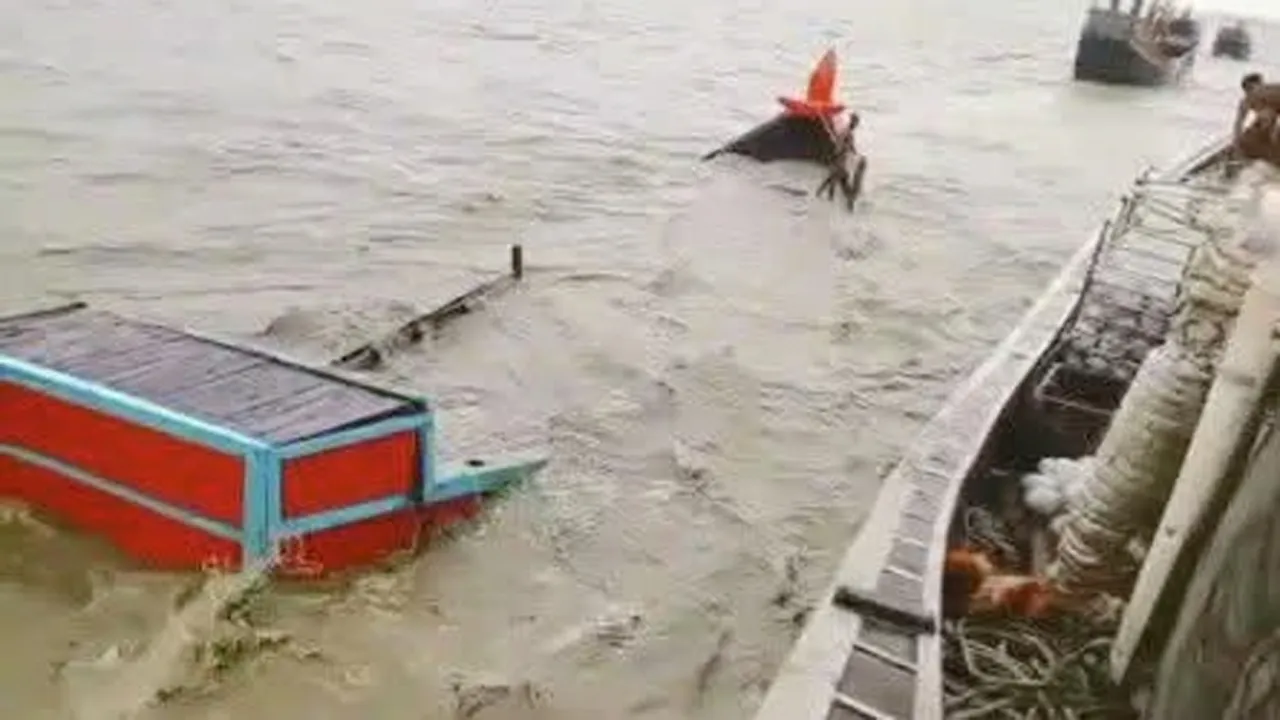 মেঘনায় ট্রলার ডুবির ঘটনায় এখনো পুলিশসহ নিখোঁজ ২