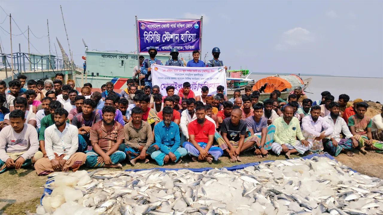 হাতিয়ায় ইলিশসহ ৯৩ জেলেকে আটক করেছে কোস্টগার্ড