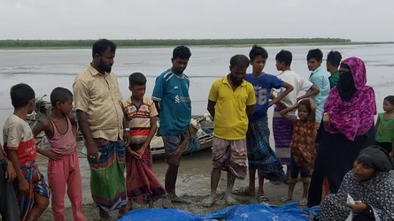 হাতিয়ায় বাল্কহেডের ধাক্কায় ট্রলার ডুবিতে যুবকের মৃত্যু