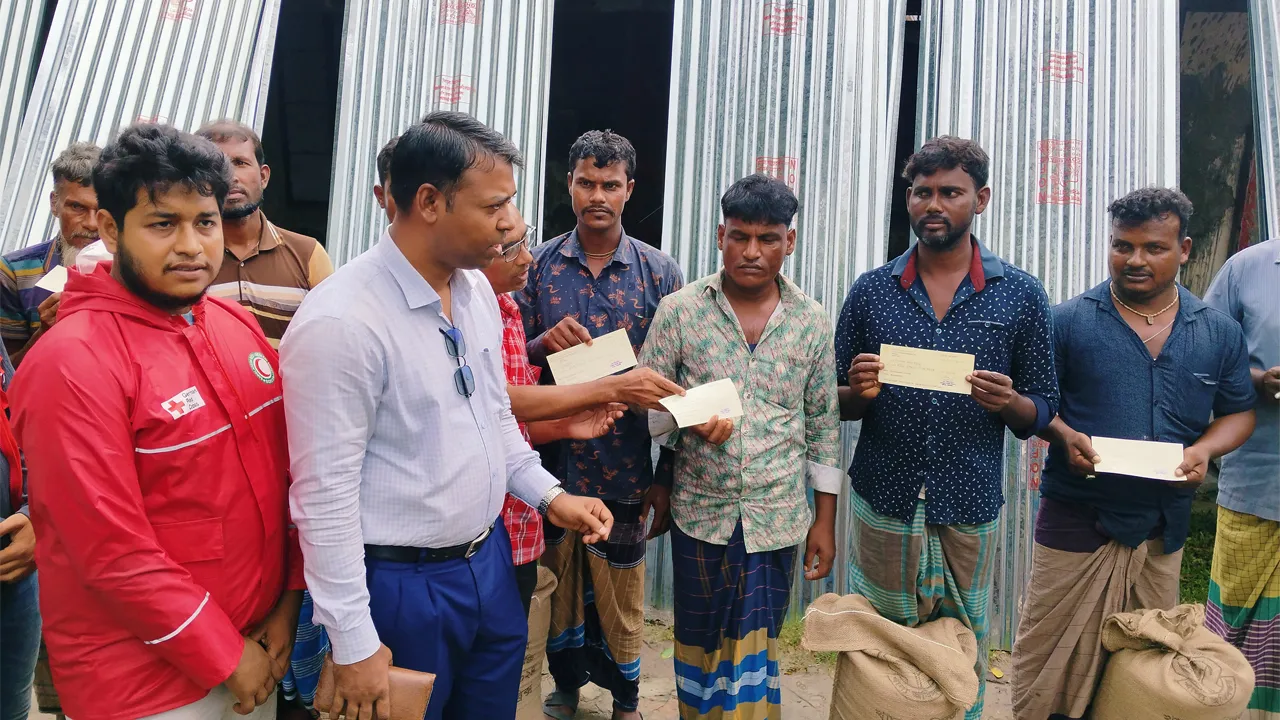 হাতিয়ায় জোয়ারে ক্ষতিগ্রস্তদের মাঝে নির্মাণ সামগ্রী বিতরণ