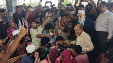 বরিশালে অনশন ভাঙেনি শিক্ষার্থীরা, ফিরে গেলেন স্বাস্থ্যের মহাপরিচালক