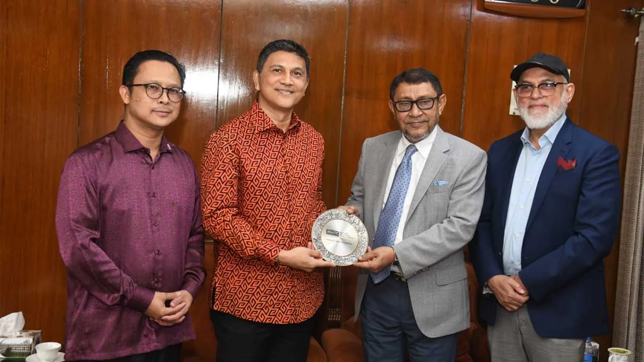 উন্নত চিকিৎসায় বাংলাদেশীদের টানতে মালয়েশিয়ার ‘ইউ-টার্ন’ ক্যাম্পেইন