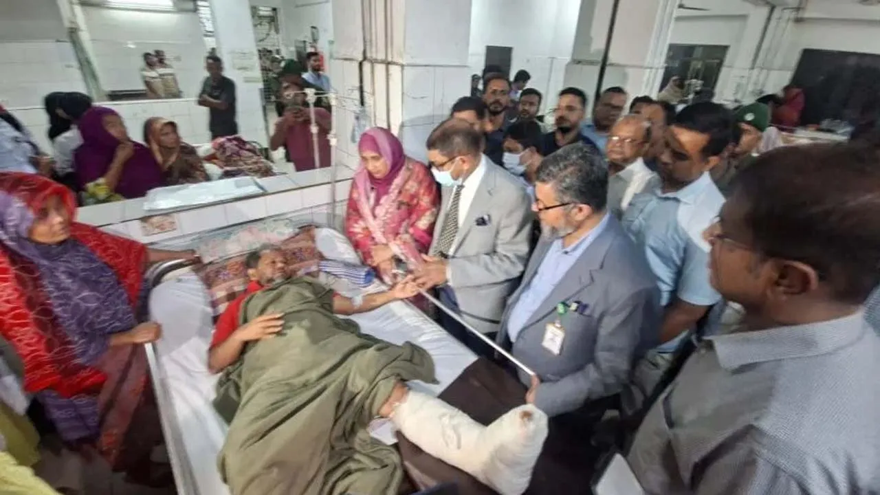 দেয়াল ধসে আহতদের দেখতে হাসপাতালে গেলেন স্বাস্থ্যমন্ত্রী