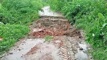 টানা বর্ষণে দামুড়হুদায় সড়ক ধস, যোগাযোগ ব্যাহত