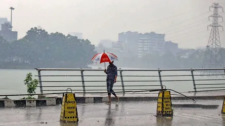 রাজধানীতে টানা বর্ষণ, দিনভর মেঘলা আকাশ