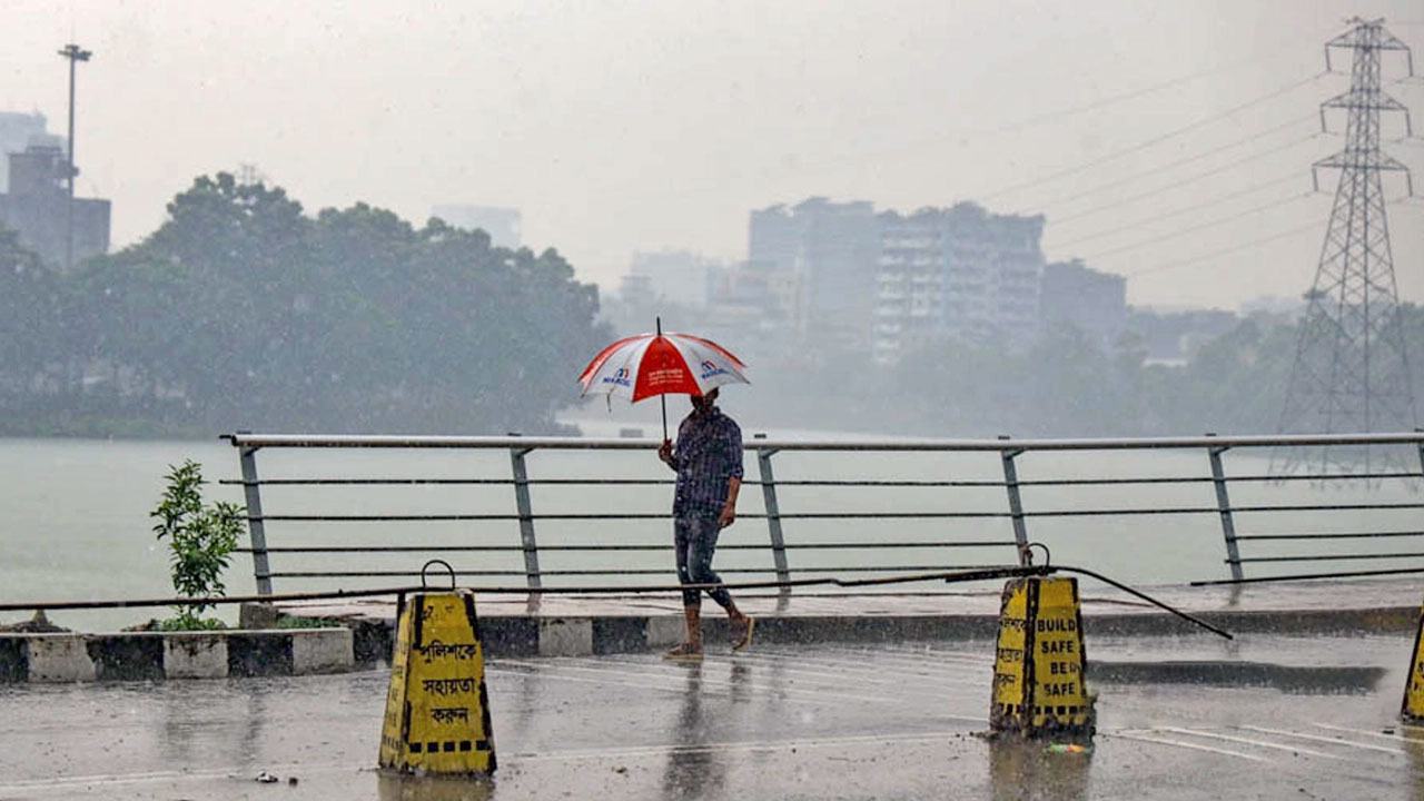 Heavy-rain-in-the-capital,-cloudy-skies-throughout-the-day