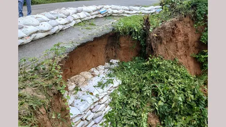 রামগড়ে পাহাড়ি ঢলে ঢাকা-খাগড়াছড়ি মহাসড়কে ভাঙন : দুর্ঘটনার আশঙ্কা