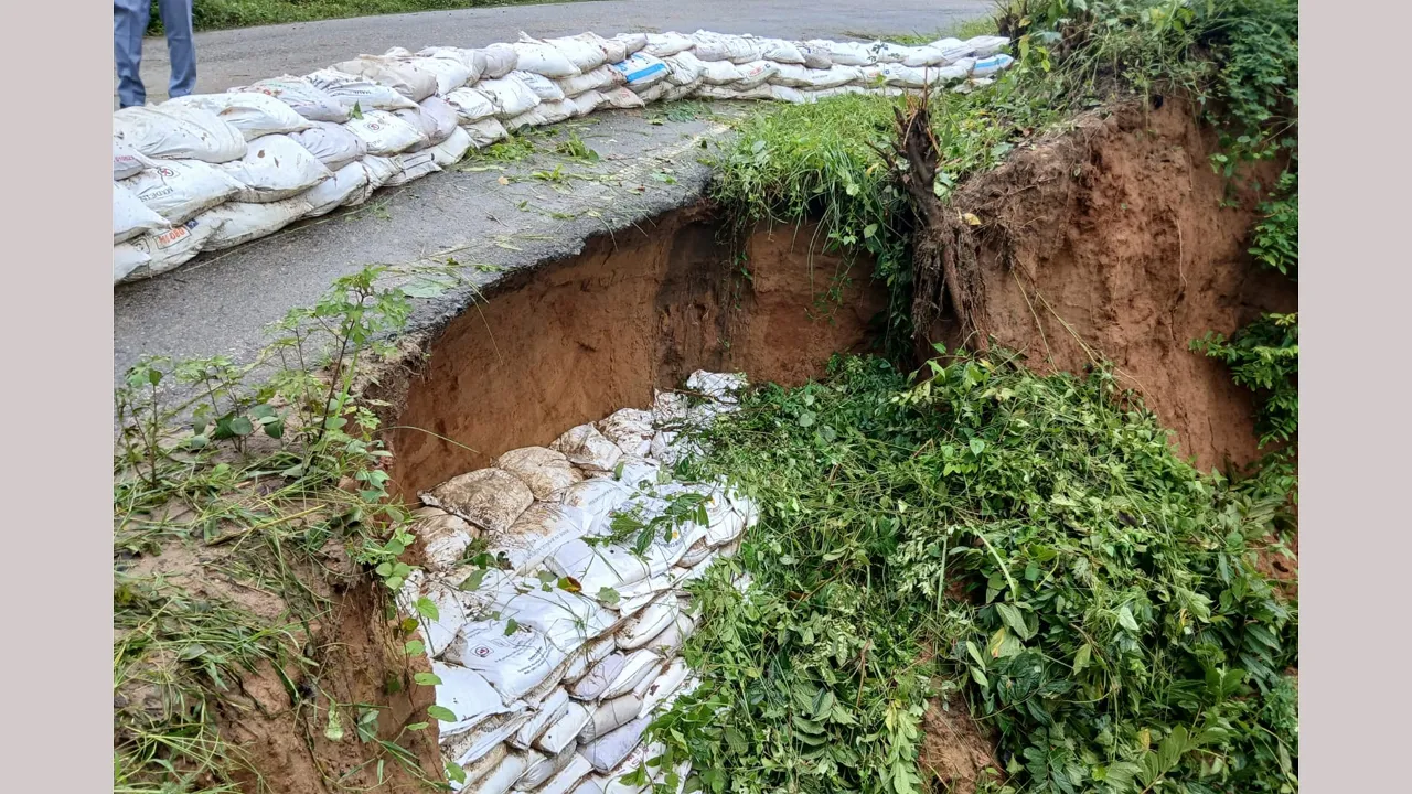 রামগড়ে পাহাড়ী ঢলে ঢাকা-খাগড়াছড়ি মহাসড়কে ভাঙন : দুর্ঘটনার আশঙ্কা