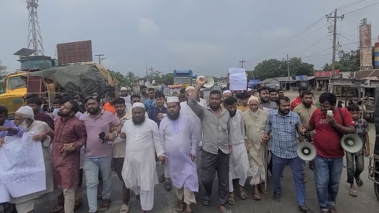 Highway-blockade-in-Brahmanbaria-demanding-cancellation-of-seat-reallocation-draft