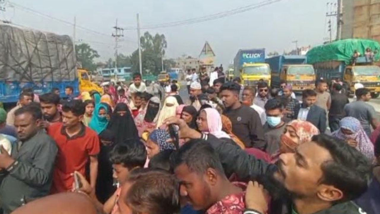 Highway-blocked-with-body-of-road-accident-victim-demanding-appointment-of-traffic-police