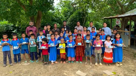 দুর্গম পাহাড়ে ৩৯৭ শিক্ষার্থীর হাতে পৌঁছাল চক-স্লেট