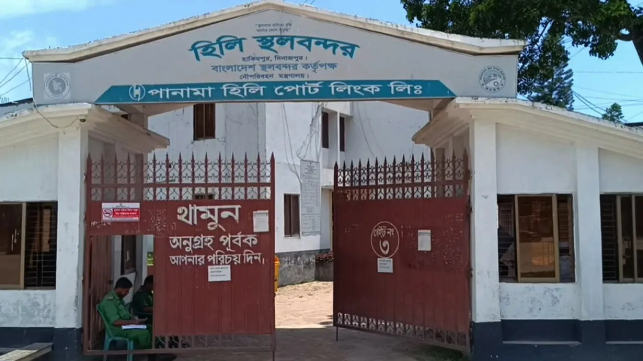 হিলি স্থলবন্দরে কাস্টমসের সার্ভার জটিলতায় পণ্য খালাস বন্ধ, বিপাকে ব্যবসায়ীরা