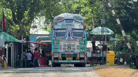 সাড়ে ৫ মাস পর হিলি স্থলবন্দর দিয়ে ভারত থেকে পেঁয়াজ আমদানি শুরু