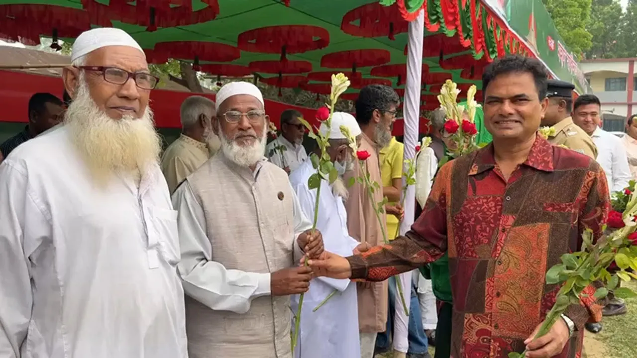 হিলিতে শহীদ ও বীর মুক্তিযোদ্ধা পরিবারের সদস্যদের সংবর্ধনা